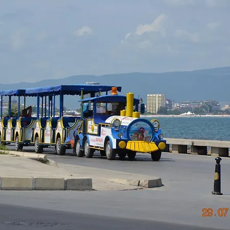 ゲストハウス Nirvana ネセバル